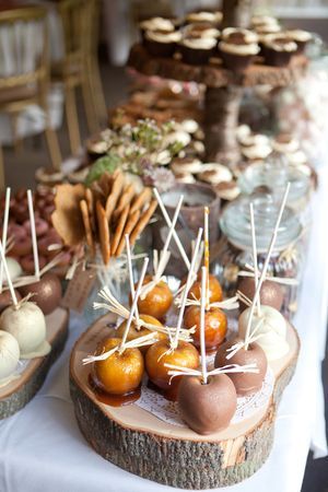 toffee apples! Apple Wedding Cake, Fall Caramel Apples, Apple Orchard Wedding, Caramel Apple Bars, Wedding Games For Guests, Apple Wedding, Apple Bars, Gourmet Breakfast, Food Catering