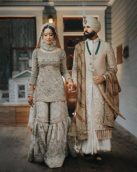 Latest Sherwani Dupatta Designs And Styling Ideas For Grooms #shaadwish #sikhwedding #sikhbride #bridalwear #bridaljewellery #sikhgroom #groomwear #sherwani #turban #groomnecklace Sikh Wedding Dress, Videography Ideas, Desi Clothing, 00s Mode, Sikh Bride, Indian Groom Wear, Indian Couple, Wedding Pose, Wedding Options