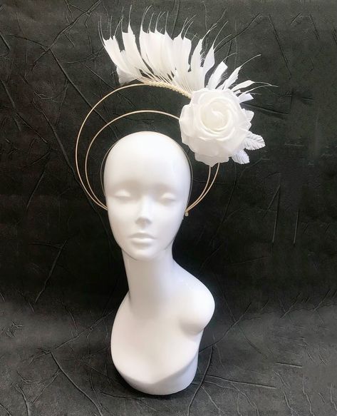 #halo #crown #fascinator #headpiece #wedding #races #racewear #ascot #derby #hat #whiterose #silkflower Floral Headband Wedding, Cream Fascinator, Flower Headband Wedding, Fascinator Hats Wedding, Bridal Headbands, Floral Headpiece Wedding, Bridal Flower Headband, Headband Fascinator, Pearl Bridal Headband