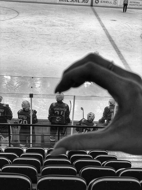 Dont Let Me Fall Book Aesthetic, Hockey Relationship Aesthetic, Ice Hockey Couple Aesthetic, Tall Gf Short Bf Photos, Hockey Bf And Gf, Hockey Aesthetic Boy, Hockey Gf Aesthetic, Hockey Boys Couple, Hockey Boy Aesthetic