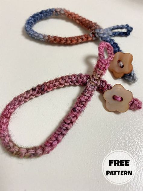 Crochet Button Bracelet, Crocheted Friendship Bracelets, Crochet Patterns Bracelets, Crocheted Bracelets Free Pattern, Crochet Patterns For Gifts, Free Crochet Jewelry Patterns, Free Crochet Bracelet Patterns, Crochet Bracelets Free Pattern, Yarn Bracelets Patterns