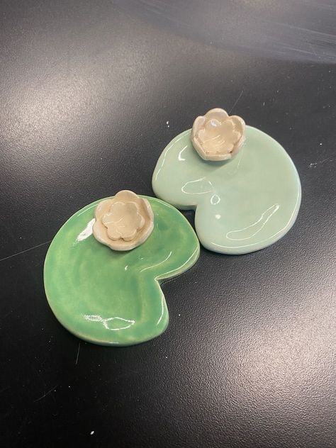 Small Ring Holder, Pottery Jewerly Holders, Small Cute Ceramic Ideas, Cute Clay Dishes Aesthetic, Lily Pad Jewelry Dish, Pinch Pot Ideas Ceramics Aesthetic, Clay Ring Dish Ideas, Cute Ceramic Jewelry Holder, Small Clay Ideas Aesthetic