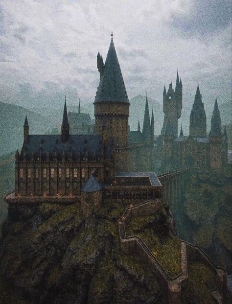 #harrypotter #hogwarts #moody #grunge #aesthetic #castle #iconic #movies #film Arte Indie, Harry Potter Icons, Hogwarts Castle, Hogwarts Aesthetic, Diagon Alley, Golden Trio, Slytherin Aesthetic, Harry Potter Birthday, Harry Potter Wallpaper