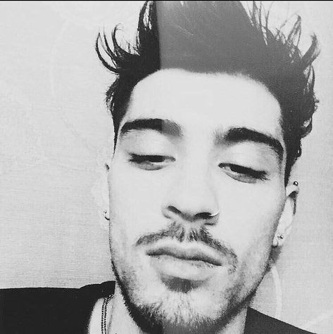 Zayn Selfie, Zayn Malik Aesthetic, Zayn One Direction, Malik One Direction, Zayn Malik Photos, Zayn Malik Pics, 1d Imagines, Slim Shady, Boys Haircuts