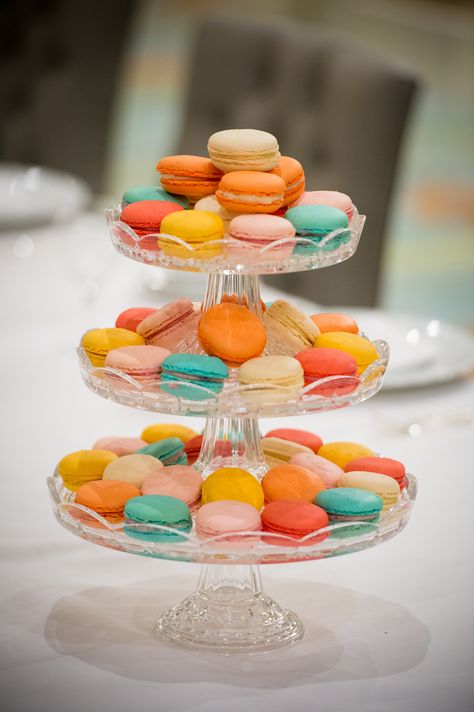 Dessert Table Macarons, Macaroon Stand Display, Macaron Display Wedding, Macarons Display Ideas, Macaron Table Display, How To Display Macarons, French Bakery Party, Macaroon Display Ideas, Macaron Display Ideas