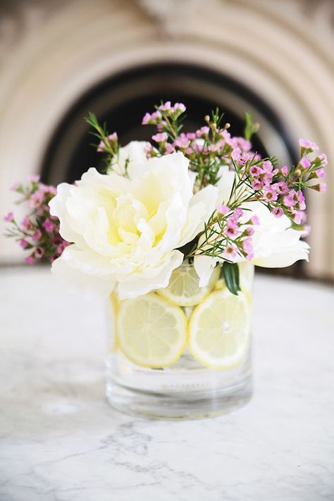 how-to-make-a-citrus-flower-arrangement Thanksgiving Table Settings Simple, Tafel Decor, Diy Flores, Spring Floral Arrangements, Diy Arrangements, Modern Flower Arrangements, Diy Spring, Flower Arrangements Diy, Deco Floral