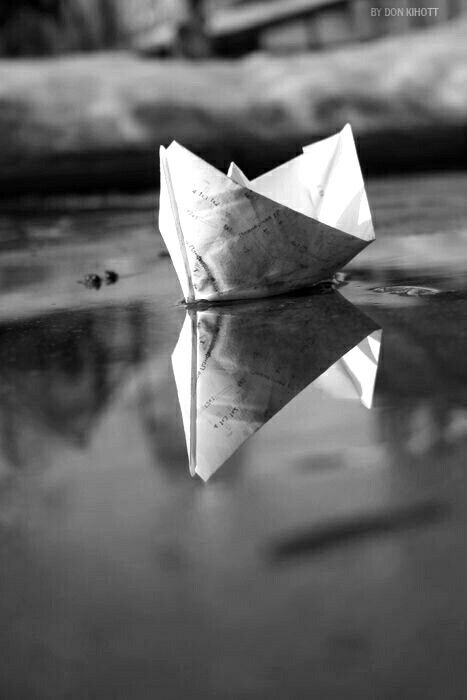 Origami Boat, Reflection Photography, Paper Boat, Foto Art, Foto Inspiration, White Photography, Creative Photography, Photo Inspiration, Photography Inspiration