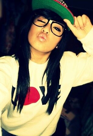 Snap back and nerd glasses ♥ Mode Swag, 2013 Swag Era, Estilo Swag, Girl's Swag, By Any Means Necessary, Girls With Glasses, Swag Style