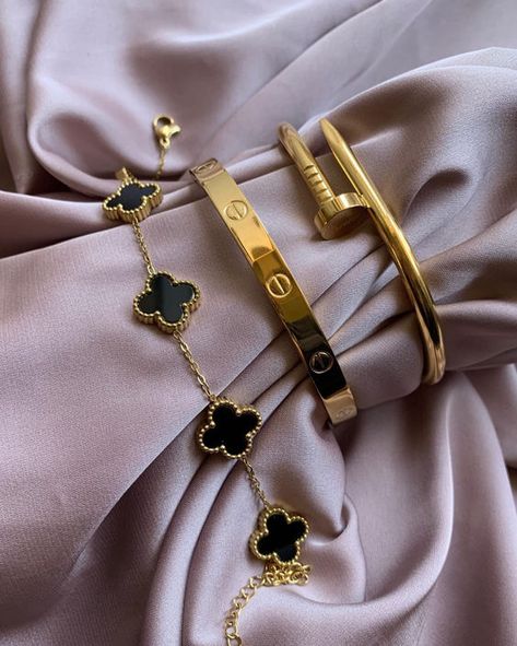 Clover Bracelet Aesthetic, Must Have Jewelry For Women, Jewelry Inspo Aesthetic, Cute Jewelry Aesthetic, Cartier Bracelet Aesthetic, Bracelet Ideas Gold, Luxury Jewelry Aesthetic, Gold Aesthetic Jewelry, Jewlery Aesthetic