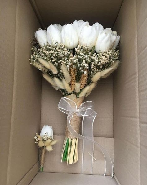 Simple Wedding Bouquets, Tulip Wedding, Bridal Bouquet Flowers, Tulip Bouquet, Hand Bouquet, Bride Flowers, Wedding Mood, Bride Bouquets, Wedding Deco