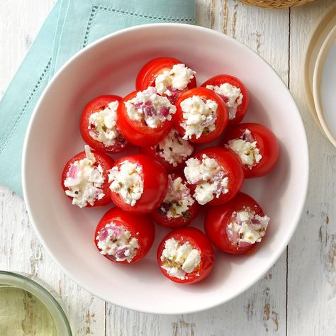 "They're easy to fix as an appetizer or salad," says Mary Lou, a Florida native. "It's impossible to eat just one." Stuffed Cherry Tomatoes, Tomato Bites, Best Christmas Appetizers, Christmas Appetizers Easy, Cherry Tomato Recipes, Stuffed Tomatoes, Summer Food Party, Easter Appetizers, Cherry Recipes