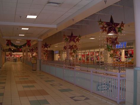 Liminal Space Christmas, Christmas Morning Nostalgia, 2000s Christmas Nostalgia School, Poor Christmas Aesthetic, Christmas Aesthetic 2000s, Christmas Liminal Spaces, Christmas In The 2000s, Christmas Nostalgia Aesthetic, Christmas Mall Aesthetic