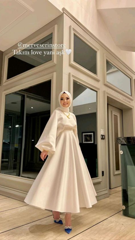 Muslim Prom Dress Simple, Dresses For Prom Hijab, Hijabi Fancy Dress, Prom Dress For Hijabi, Dresses To Wear To A Wedding Hijab Simple, Graduation Modest Outfit, Islamic Graduation Outfit, Graduation Dress Muslim, Islamic Party Dress