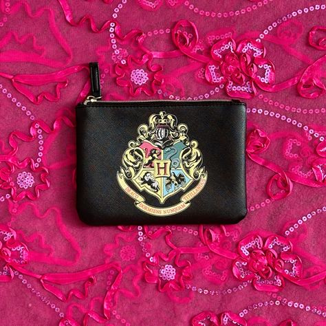 Black Hogwarts-Themed Pouch/Card Holder From The Harry Potter Franchise; Features A Fully-Colored Hogwarts Crest On A Black Background And A Zipper Closure; The Length Is About 7 Inches And The Height Is About 5 1/4 Inches Can Be Used As A Bag For Travel Or Storing Pads, A Makeup Bag Or Pencil Case, A Wallet Or Cardholder, Or A Wristlet Excellent Nwot Condition, Not Used; No Flaws, Except For 2 Small Flecks Of White Paint That Can Be Removed No Material Details Ask Any Further Questions In The C Y2k Card, 80s Dark Academia, Black Harry Potter, Harry Potter Bag, Magical School, Harry Potter Owl, Rockstar Girlfriend, Slytherin And Hufflepuff, Harry Potter Hedwig