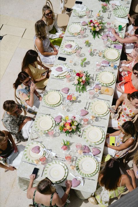 Experience a vibrant garden party tablescape with colorful blooms and elegant table settings. Ideal for brunches and outdoor celebrations. #GardenParty #BrunchTablescape #OutdoorCelebration #ElegantDecor #FloralCenterpiece #EventStyling #TablescapeInspiration Garden Party Brunch Wedding, Garden Party Table Scape, Garden Party Tablescapes, Vibrant Tablescape, Luncheon Decor, Garden Party Brunch, Brunch Setup, Garden Tablescape, Elegant Garden Party