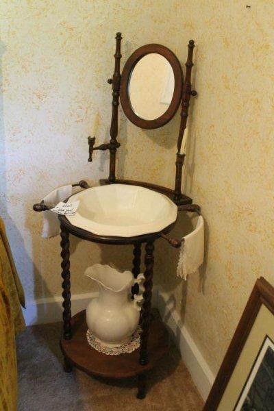 Vintage Wash Stand, Victorian Home Ideas, Antique Wash Stand, Antique Pitcher, Bowl Stand, Wash Stand, Victorian Furniture, Vintage Interior, Centerpiece Bowl