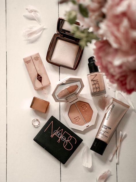 Summer Makeup Products, Makeup Layout, Hourglass Makeup, Flatlay Makeup, Clinique Moisturizer, Minimal Makeup, Summer Glow, Glowy Makeup, Luxury Makeup