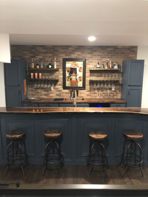 Basement Bar Remodel, Bar Lounge Room, Rustic Basement Bar, Basement Bar Plans, Home Bar Ideas, Basement Bar Design, Dream Basement, Home Bar Rooms, Rustic Basement