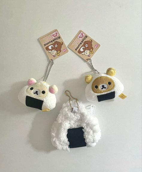 Rillakuma Keychain, Rilakkuma Stuff, Cute Onigiri, Sanrio Rilakkuma, Rilakkuma Plushie, Rilakkuma Korilakkuma, Matching Keychains, Gift Inspo, Kawaii Plushies