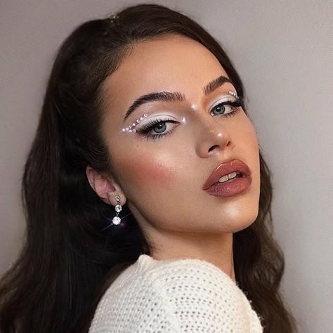 White Euphoria Makeup, All White Party Makeup Ideas, White Party Makeup Ideas, Eye Look With Rhinestone, Make Up With Rhinestones, White Party Makeup, New Years Eyeshadow Looks, Angel Make Up, White Eyeshadow Makeup