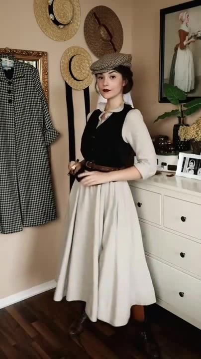 1940s Women Outfits, Ebola Holmes Inspired Outfits, Detective Women Outfit, Dark Academia Detective Outfits, Enola Holmes Costume Diy, Detective Style Outfits, Female Newsies Outfit, Female Detective Costume, Modern Victorian Aesthetic Outfit