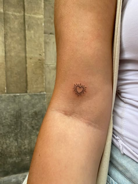 Small Tattoo Heart, Emma Chamberlain Tattoo, Europe Tattoo, 19 Tattoo, Pnw Tattoo, Small Girly Tattoos, Symbols Of Love, Tattoo Heart, Small Pretty Tattoos