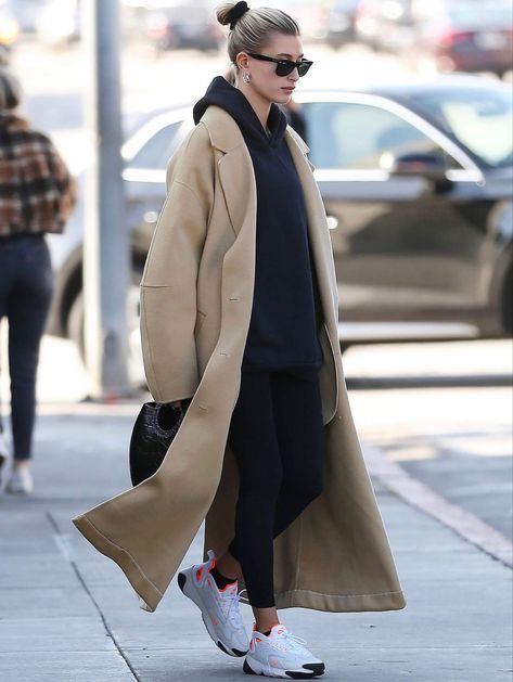 Celebrity Athleisure, Winter Athleisure Outfits, Athleisure Outfits Winter, Chic Athleisure Outfits, Athleisure Street Style, Sporty Chic Outfits, Athleisure Winter, Sporty Chic Style, Oversized Wool Coat