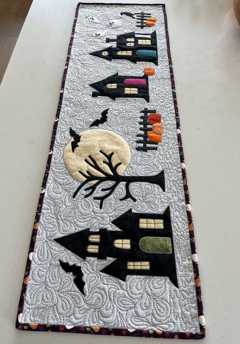 Spooky Hollow Table Runner Pattern - Etsy Chicken Table, Moldes Halloween, Halloween Quilt Patterns, Table Halloween, Digital Tutorial, Runner Pattern, Appliqué Quilts, Halloween Sewing, Halloween Table Runners