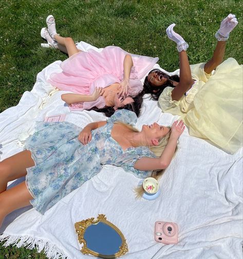 Tea Party Attire, Royalcore Aesthetic, Picnic Inspiration, Party Photoshoot, Princess Core, Princess Aesthetic, Looks Vintage, Cottage Core, Summer Aesthetic