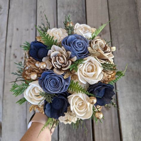 💥ALL SALES ARE FINAL💥 Navy Blue Wood Flower Bouquet, Navy & Gold Bridal Bouquet, Dusty Blue Wedding Flowers, Wooden Bride Bouquet, Navy and Slate Blue Bouquet Sola Wood Flowers are a perfect wedding flower alternative to fresh flowers. Our wooden bridal flowers are 100% fake and will never wilt or die. All greenery and fillers are completely artificial or dried, nothing is living. Storing the wood flowers is very easy and allows brides to purchase early and plan ahead. 🖌flower colors include Navy Blue Wedding Flowers Bride Bouquets, Blue White And Gold Bouquet, Navy Blue And Gold Flowers, Dark Blue Wedding Bouquet, Navy Blue Flowers Bouquet, Blue Wedding Bouquet Ideas, Navy Blue And Champagne Wedding, Bridal Bouquet Dusty Blue, Navy Blue Wedding Flowers