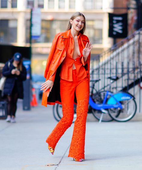 Gigi Hadid's Orange Blazer Is Literally Being Held Together by Just 1 Button Casual Chique Stijl, Orange Suit, Casual Attire For Women, Gigi Hadid Outfits, Monochromatic Fashion, Gigi Hadid Style, Hadid Sisters, Soiree Dress, Monochromatic Outfit