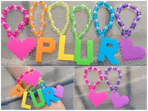 Kandi Kid Outfit, Kawaii Bracelets, Rave Kandi Bracelets, Kandi Projects, Outfit Edc, Rainbow Kandi, Rave Candy, Kandi Singles, Bracelets Kandi