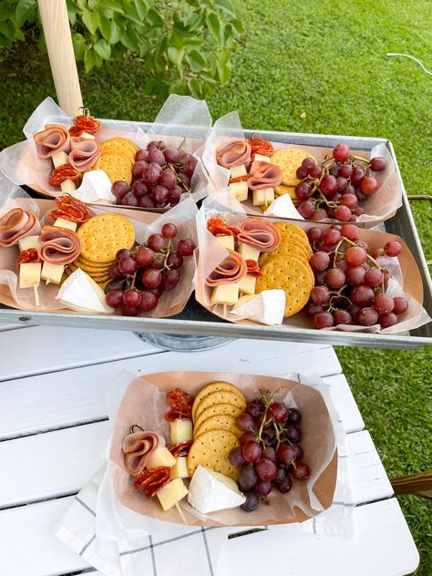 How to Plan an EPIC Backyard Movie Night Bachlorette Party Movie Night, Outdoor Movie Snack Ideas, Glamping Movie Night, Family Night Food, Good Movie Night Snacks, Outdoor Movie Night Birthday Party Food Ideas, Backyard Movie Night Food Ideas, Backyard Movie Seating Ideas, Birthday Party Movie Night Outside