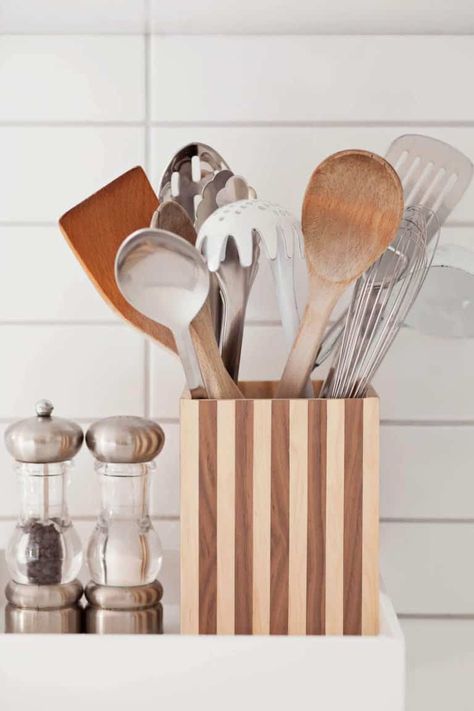 How to Make a Wood Striped Utensil Holder - A Beautiful Mess Kitchen Utensil Holder Ideas, Diy Kitchen Utensil Holder, Utensils Holder Diy, Diy Kitchen Utensils, White Kitchen Renovation, Diy Utensils, Kitchen Utensil Organization, Diy Organizer, Kitchen Utensil Holder