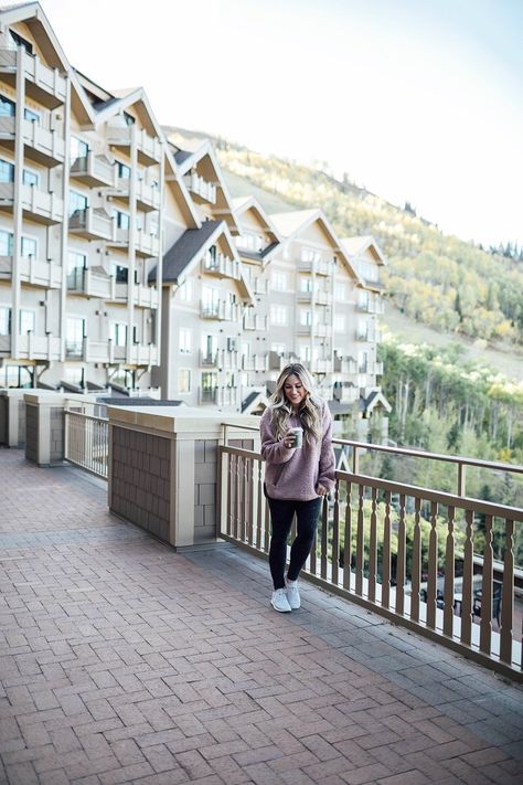 How to Spend A Short Weekend in Park City, Utah in the Fall | Walking in Memphis in High Heels  #falltravel #fallgetaway #parkcityutah #fallfashion Park City Utah Winter Outfits, City Fall Outfits, Park City Utah Summer, City Outfit Fall, Park City Utah Winter, Utah Resorts, Weekend Packing List, Utah Outfits, Deer Valley Utah