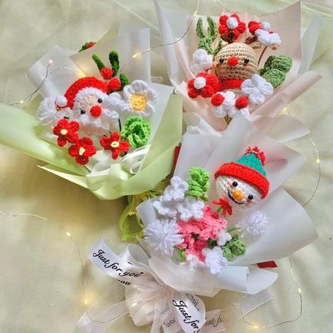 Crochet Christmas Flower Bouquet, Crochet Christmas Bouquet, Christmas Crochet Bouquet, Easy Crochet Hat Patterns, Christmas Bouquet, Easy Crochet Hat, Crochet Flowers Easy, Crochet Christmas Gifts, Crochet Toys Free