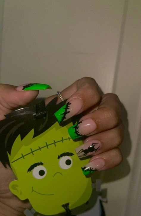 #halloween #halloweenideas #halloweennails #spookynails #spooky #greennails💚 #greennailart #nails #nailart #nailideas #green Halloween Nails With Green, Halloween Overlay Nails, Green Halloween Nails Short, Frankenstein Nails Halloween, Black And Green Halloween Nails, Halloween Green Nails, Halloween Nail Ideas Simple, Halloween Nails Green, Halloween Nails Spider