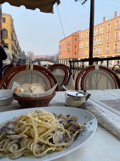 Spaghetti Seafood, Venice Italy Food, Venice Restaurants, Venice Food, Italy Pasta, Pasta Spaghetti, Italian Holiday, Italy Holidays, Italy Aesthetic