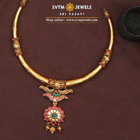 For an Attractive look, this 22k yellow gold Short necklace studded with Kemp, uncut diamonds, ruby, emerald stones. Short Jewellery Designs, Hasli Necklace Gold Jewellery, Attigai Necklace Designs, Addigai Necklace Gold, Gold Hasli Designs, Simple Antique Necklace Gold, Kante Necklace Designs, Attigai Necklace Gold, Ruby Necklace Indian Gold