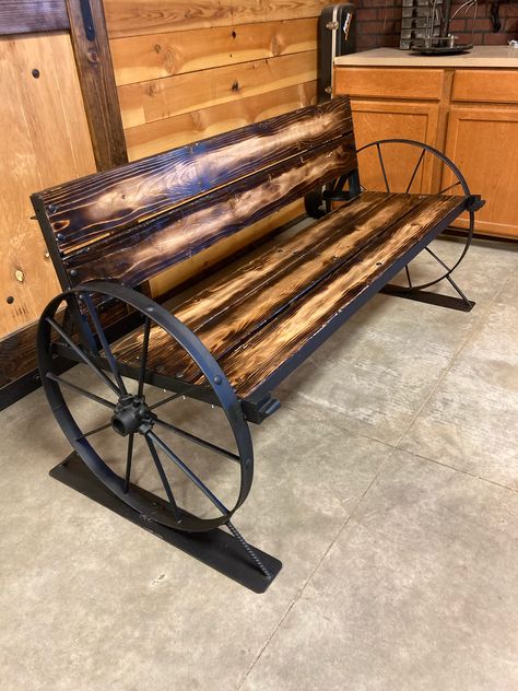 Welding Bench Ideas, Metal Wheel Ideas, Metal Wagon Wheel Decor Outdoor, Bachelor Flat, Wagon Wheel Bench, Welding Bench, Wagon Wheel Decor, Metal Wagon, Metal Fab