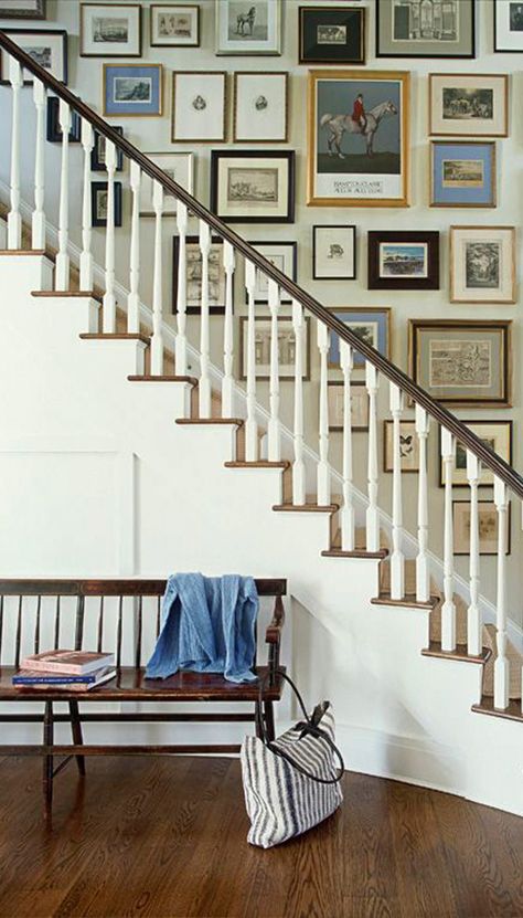 An eclectic wall located on a staircase can bring a sense of charm to your home. 🖼 -------- #gallery #walls #diy #tips #art #artwork #stairwell #stairs #steps Lambriseringen Gang, Staircase Frames, Stairway Gallery, Stairway Gallery Wall, Picture Gallery Wall, Stair Case, Asia Tenggara, Classic Home Decor, Up House