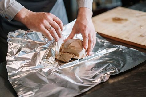 13 household problems you can fix with aluminium foil Camping Hacks Food, Housekeeping Tips, Pickle Juice, No Bake Pies, Sustainable Food, Wrap Recipes, Camping Food, Cake Tins, Baking Sheets