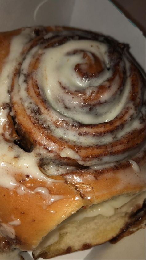 Icing Glaze, Junk Food Snacks, Food Babe, Cream Cheese Icing, Yummy Comfort Food, Snap Food, Food Is Fuel, Food Snapchat, Cinnamon Roll