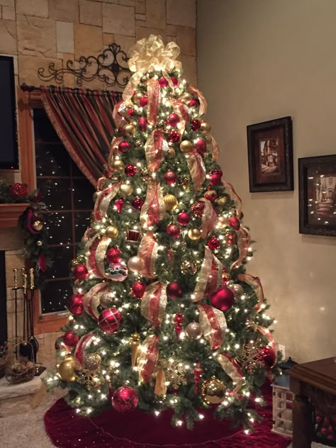 I love burgundy and gold decorations, but I especially love the ribbon used on this tree and the way it's coming down the tree!!! Christmas Tree Inspiration Red And Gold, Red And Gold Christmas Tree, Christmas Trees Ideas, Japanese Minimalist, Gold Decorations, Gifts Drawing, Traditional Christmas Tree, Ribbon On Christmas Tree, Christmas Tree Inspiration