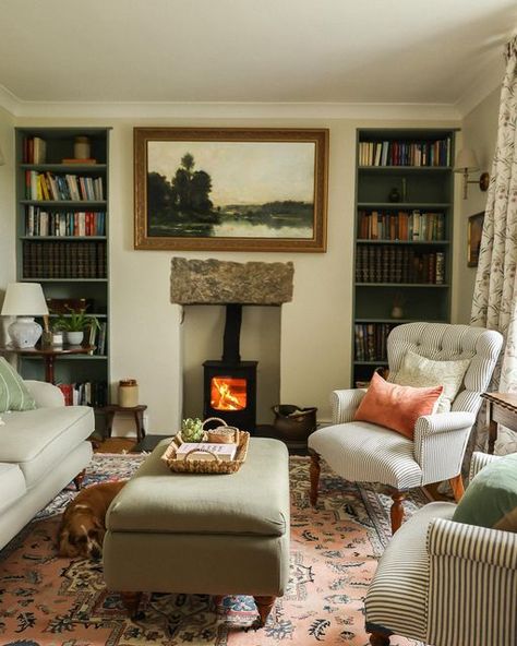 English Cottage Snug, English Country Cottage Interiors Living Room, Small Cozy Cottage Living Room, Cottage Snug Room, Cottage Home Living Room, Small English Living Room, Grandma Style Living Room, Cottage Sitting Room Ideas, Cosy English Living Room