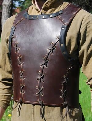 Beaten Leather Armour Thick leather armour flexible and dasyat to move Sca Armor, Moda Medieval, Crea Cuir, Arte Viking, Leather Armour, Costume Armour, Medieval Clothes, Larp Armor, Armadura Medieval