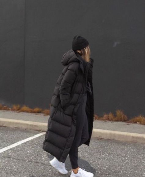 Long Winter Puffer Coat, Long Puffer Jacket Outfit Winter Style, Puffer Winter Outfit, Long Black Puffer Coat Outfit, Long Puffer Outfit, Black Puffer Coat Outfit, Long Puffer Coat Outfit, Winter Puffer Coats, Long Puffer Jacket Outfit