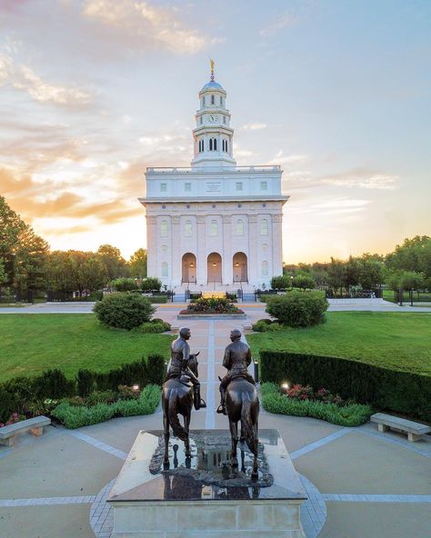 1☝🏻 or 2-10? 👉🏻 ================================= I was married in the Nauvoo Temple over 10 years ago!!! Such a beautiful temple there.… Nauvoo Illinois, Nauvoo Temple, Lds Artwork, Lds Temple Pictures, Lds Mission, Mormon Temples, Temple Pictures, Church Pictures, Mormon Temple