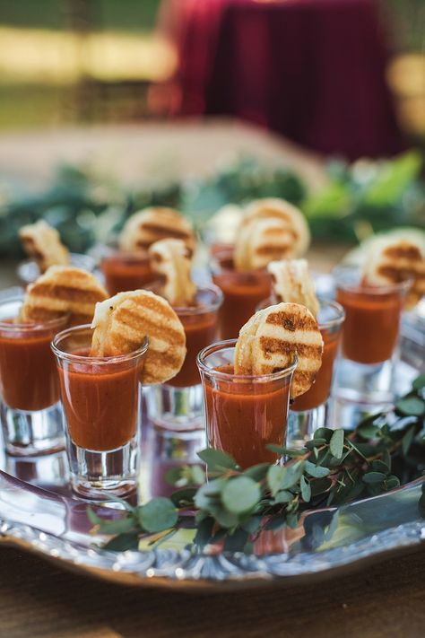 Mini Grilled Cheese Appetizers With Tomato Soup, Passed Hors Doeuvres Ideas, Fall Wedding Food Ideas, Tomato Soup Shooters, Fall Wedding Food, Winter Wedding Food, Wedding Hors D'oeuvres, Soup Shooters, Soup Fall