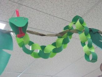 snake-craft-idea Rainforest Classroom, Jungle Animal Crafts, Preschool Jungle, Jungle Crafts, Jungle Theme Classroom, Rainforest Theme, Dear Zoo, Deco Jungle, Jungle Party